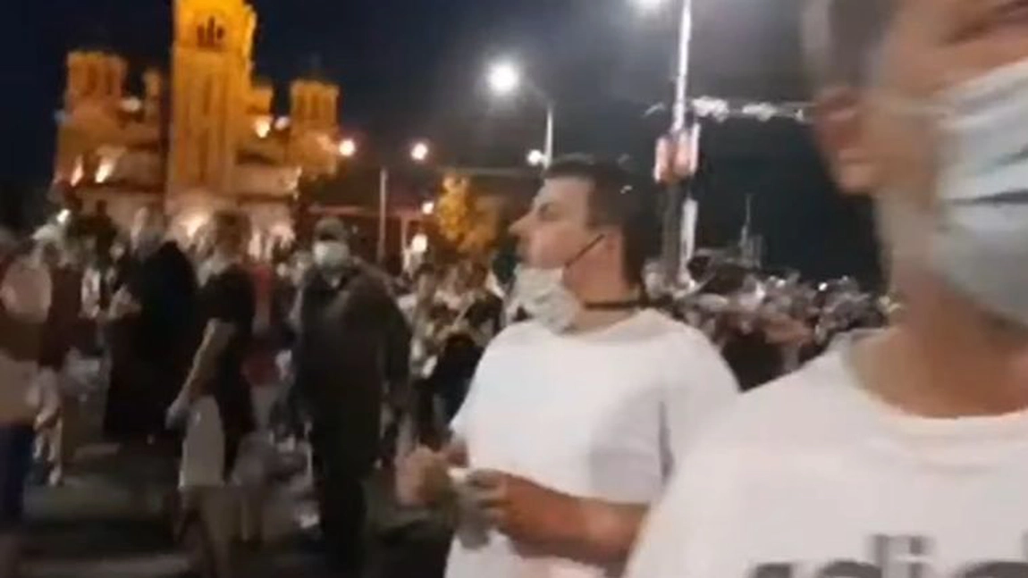 Bătăi pe stradă în Serbia! La un pas de război civil - VIDEO