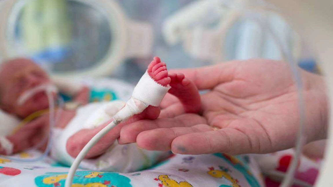 Bebelușul născut prematur dintr-o mamă cu Covid-19 va fi externat! Deși poate pleca acasă, chinul părinților abia acum începe! Viața băiețelului este în pericol până când va merge la școală!