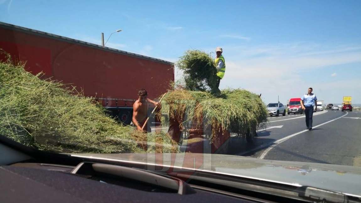 Căruţa cu fân răsturnată pe Drumul European E85, în Vrancea! Cinci poliţişti se uită ca simpli spectatori - GALERIE FOTO
