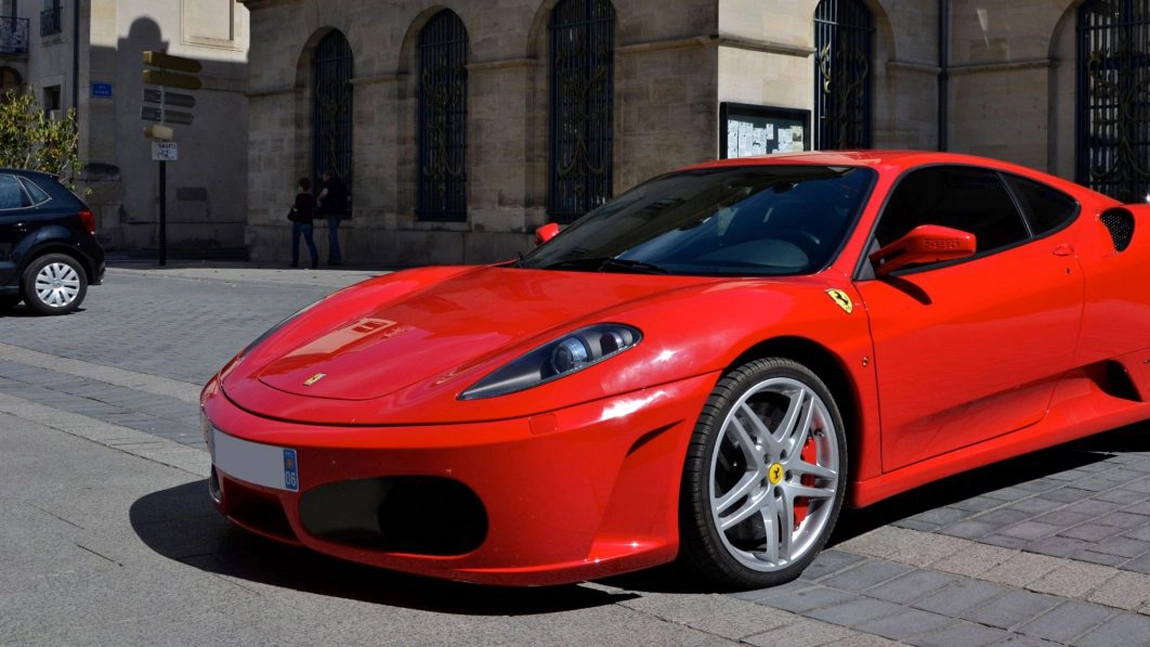 Peste 10 mașini de lux au fost ridicate, aseară, de procurorii DIICOT. Printre ele, un Ferrari și mai multe Porsche-uri - EXCLUSIV