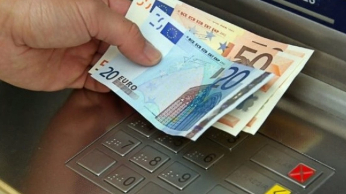 Cum l-a păcălit o elevă cu 40.000 de euro pe un bărbat din Vaslui, cu 30 de ani mai în vârstă! El muncea în Finlanda când a cunoscut-o pe Facebook