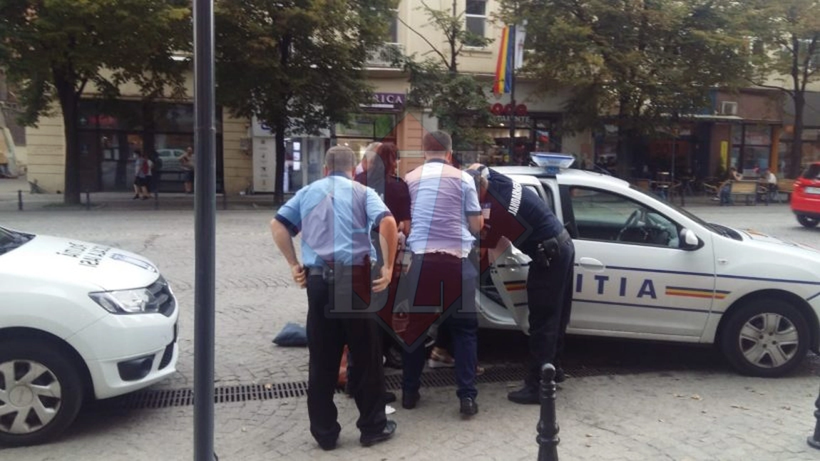 Scene violente în centrul Iaşului! Imagini cu o femeie luată pe sus de un grup de poliţişti (Exclusiv) - FOTO/ VIDEO