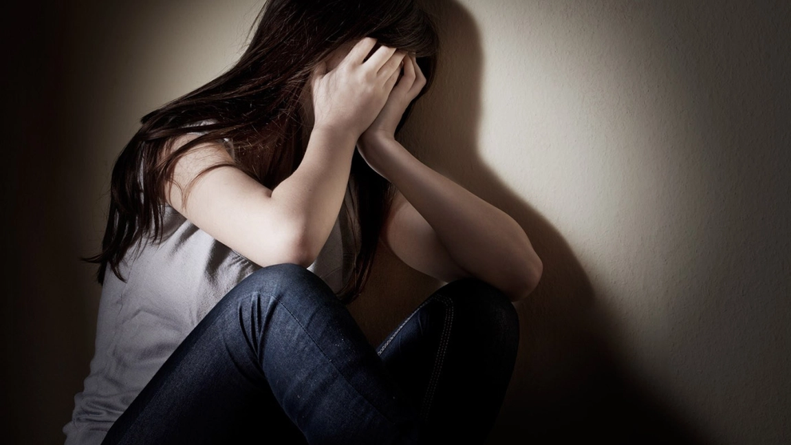 Ieșeancă, violată cu sălbăticie de un tânăr! Individul, acuzat că a dat buzna în casă peste femeie și a abuzat-o sexual! (Exclusiv)