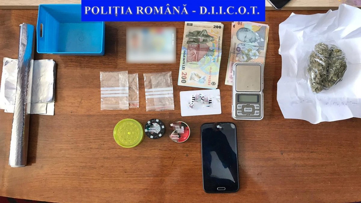 Traficanţi de droguri din Iaşi reţinuţi de DIICOT! Aveau capacitatea de a produce kilograme de etnobotanice - FOTO, VIDEO