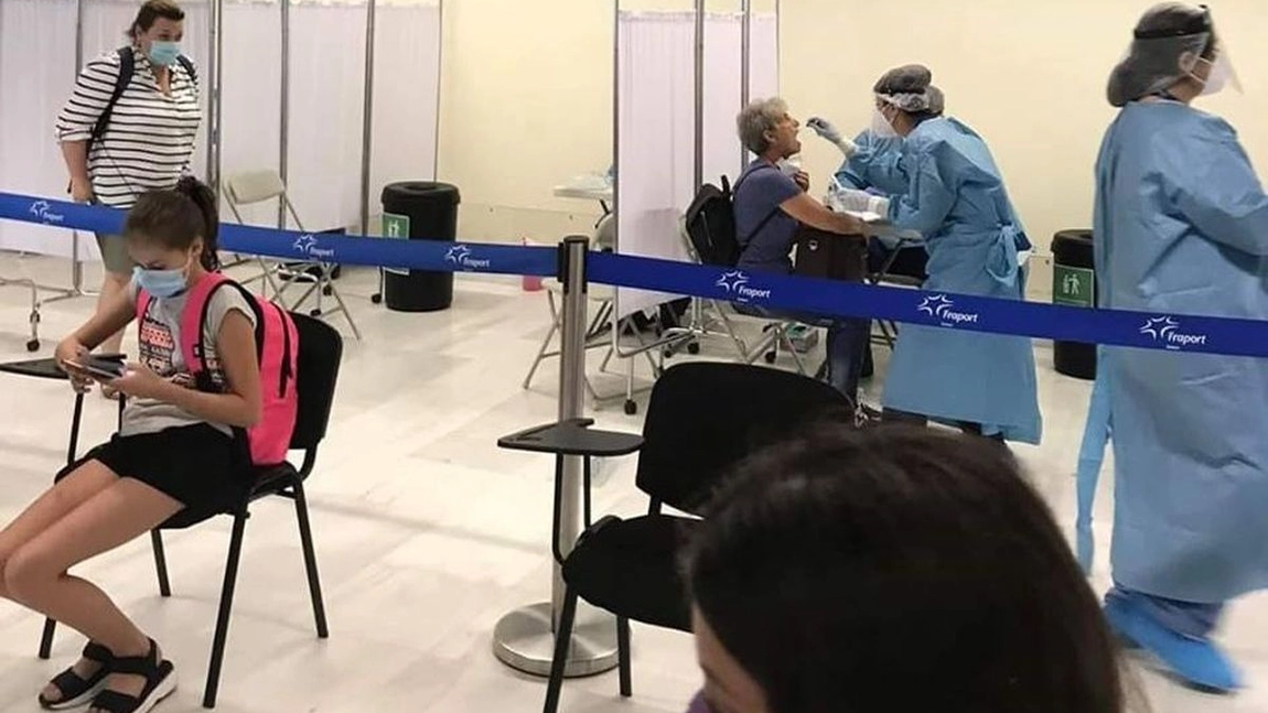 Testul CoVid-19 devine obligatoriu și pentru turiștii români care merg cu avionul în Grecia