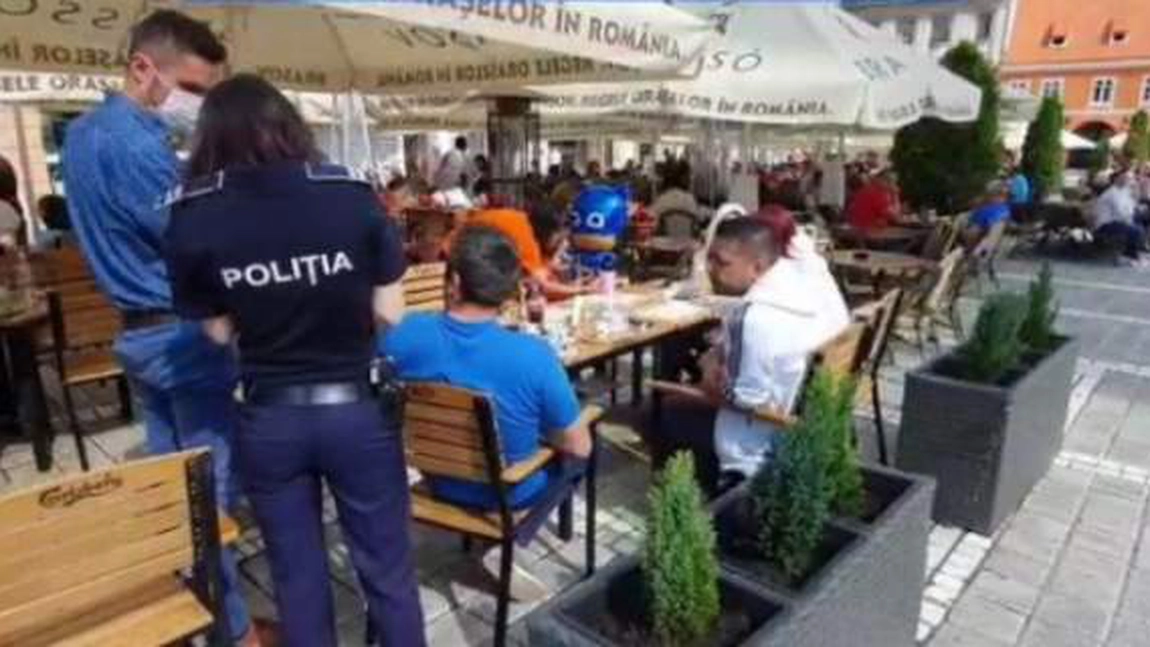 O femeie a tușit spre polițiști, apoi le-a spus că are Covid-19. A fost luată cu ambulanța de pe terasă