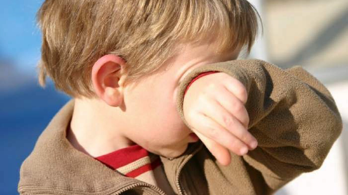 Copii rupți cu bătaia și înfometați de propriul tată, în Vaslui. Micuții aruncau bilete peste gard prin care cereau ajutor