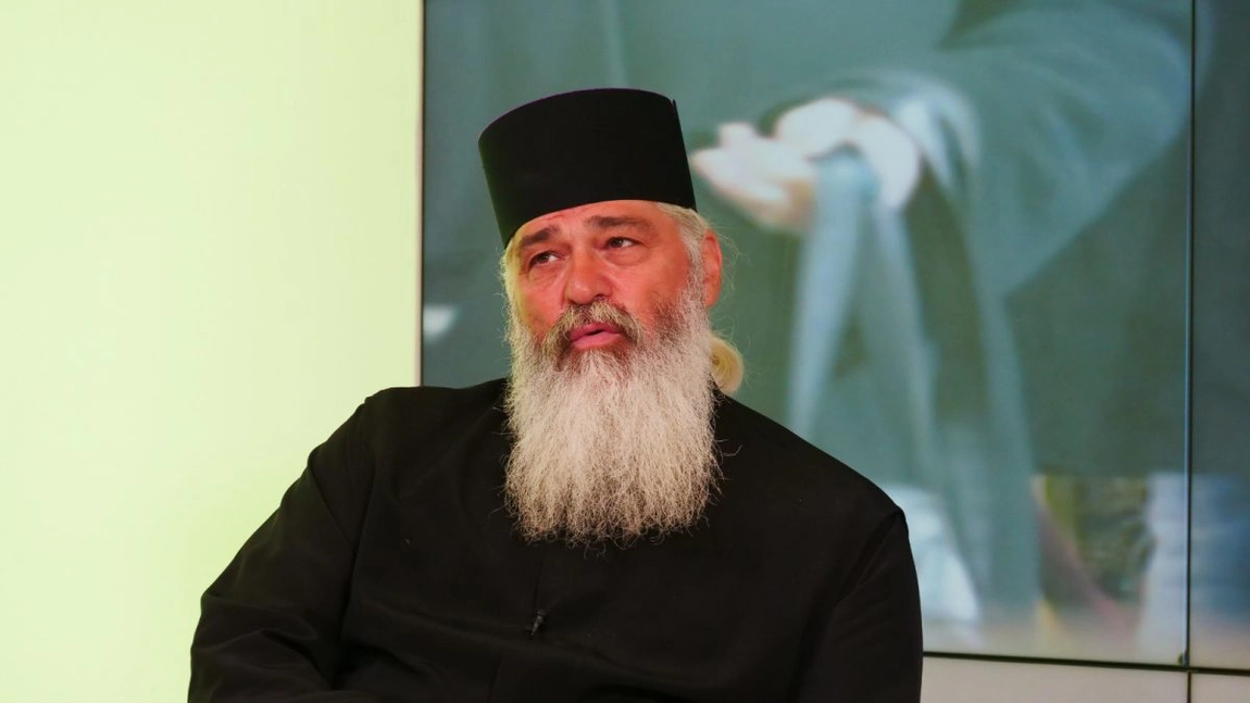 Părintele Calistrat Chifan consideră că Raed Arafat se crede Zeus: „COVID-19 intră în Biserică, dar nu intră în secțiile de vot?“