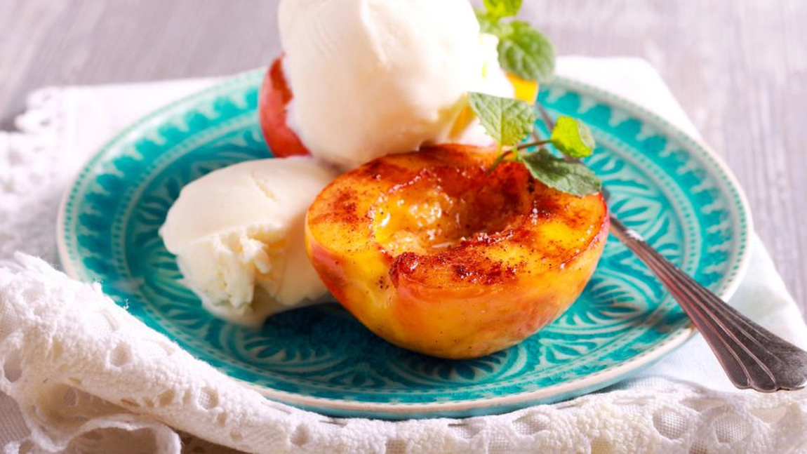 Desert în 10 minute, făcut la grătar. Ai nevoie de nişte piersici