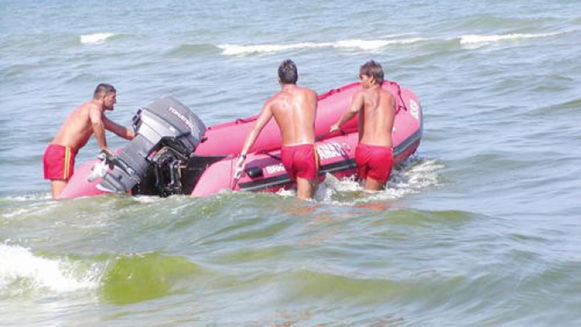 S-a inecat la Mangalia! Pe cine au scos salvamarii din apa