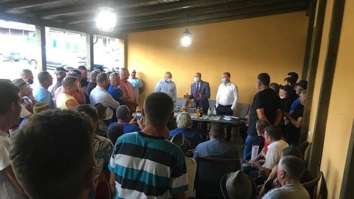Şeful Consiliului Judeţean Iaşi, PSD-istul Maricel Popa, întâlnire fără măşti de protecţie în spaţiu închis - FOTO
