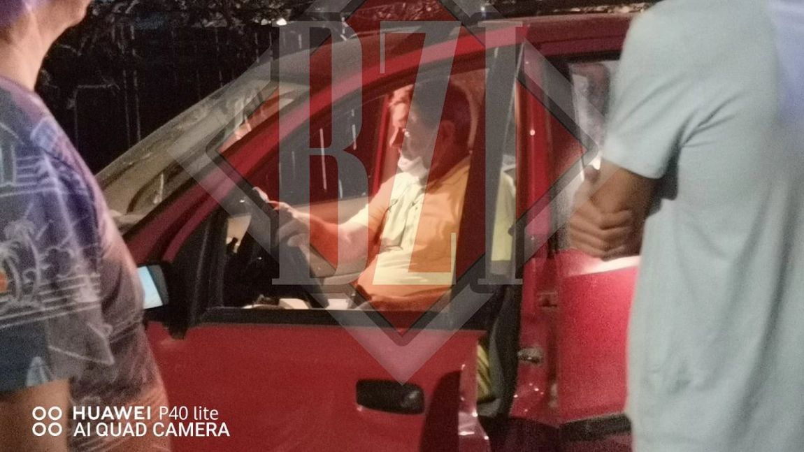 Un bărbat beat a intrat cu autoturismul într-un gard și o țeavă de gaz - Galerie Foto