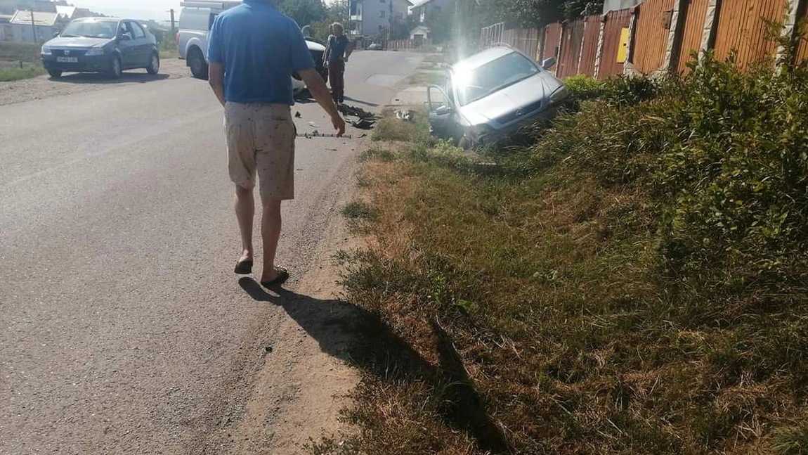 Accident rutier în Rediu! În urma impactului, o maşină a fost proiectată într-un şanţ