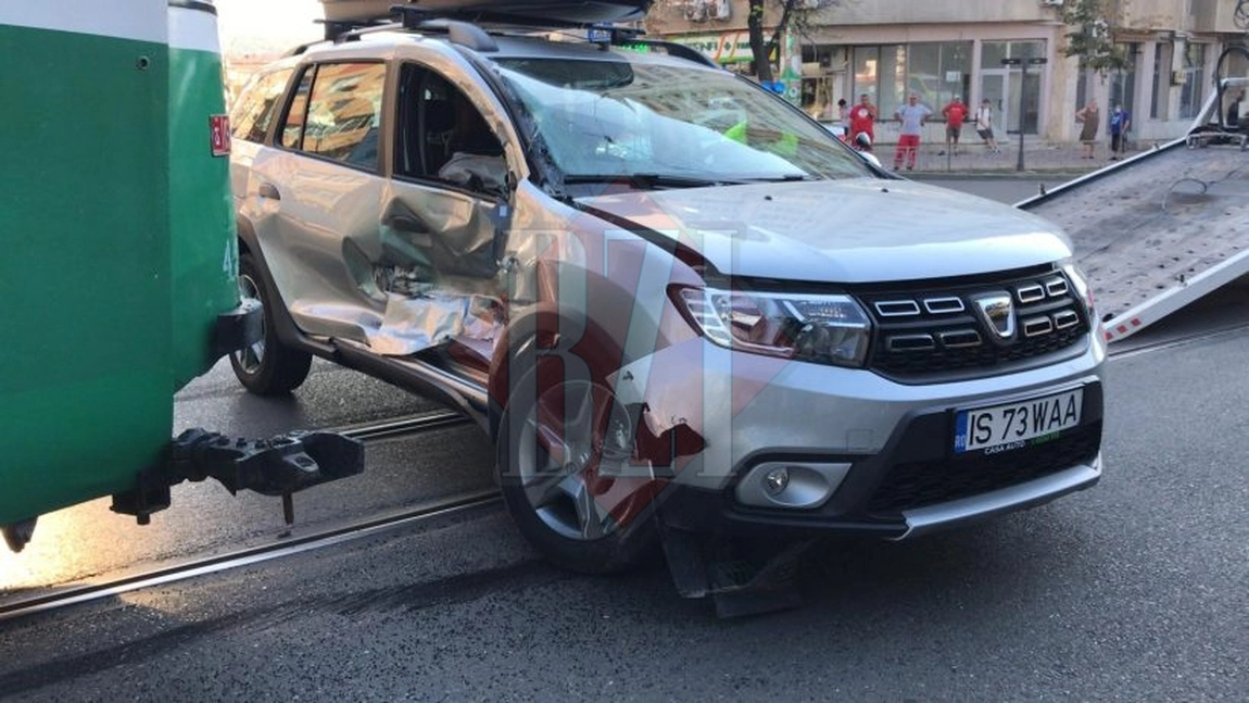 Accident rutier în zona Gară din Iaşi. Mai multe persoane ar fi fost rănite după o ciocnire între un tramvai şi un autoturism EXCLUSIV