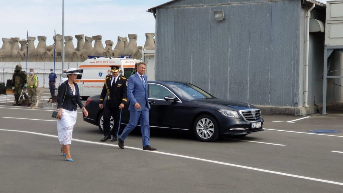 Cu cine a fost surprins Klaus Iohannis de Ziua Marinei. Cine este femeia misterioasă alături de care s-a afişat