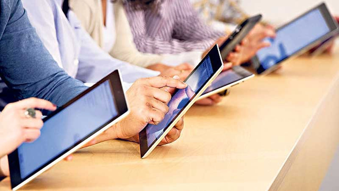 Tabletele gratuite  se vor da numai unor categorii de elevi. Nu toţi copiii din mediile defavorizate vor avea acces la școala online