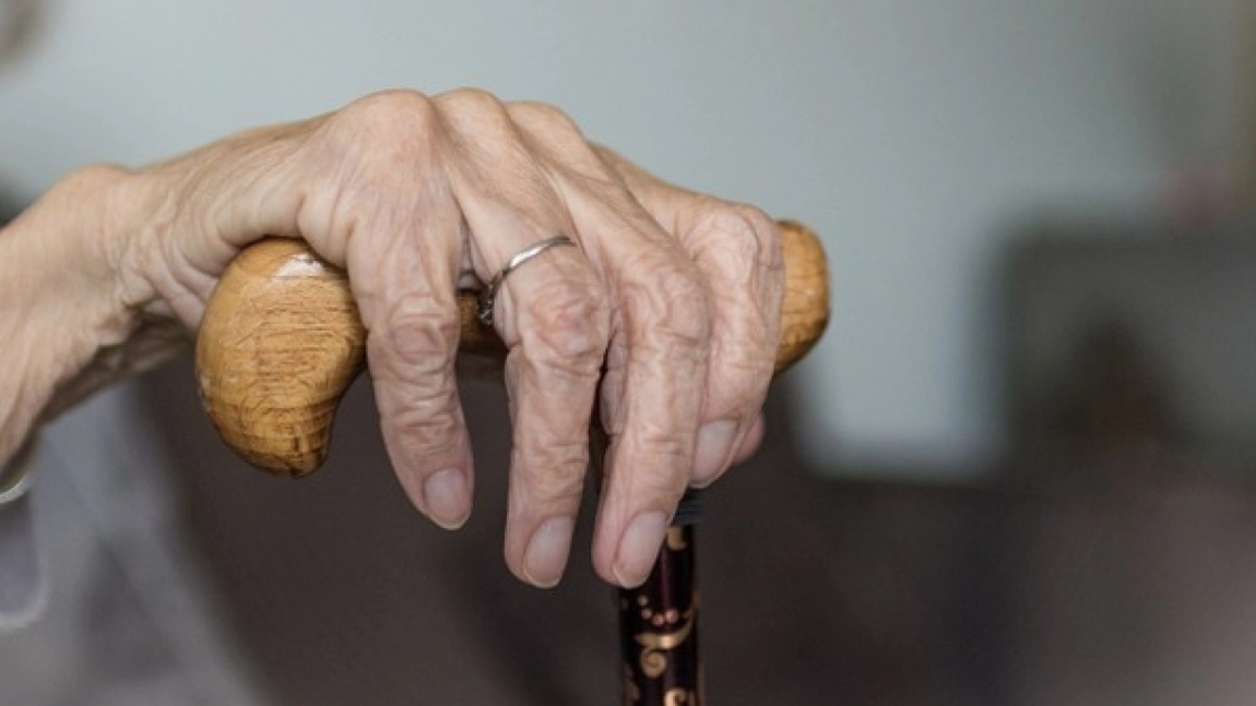 Aflată în izolare, o bătrână din Gorj a ieșit să își cumpere alimente, după ce mai multe zile a mâncat doar zahăr! Pe numele ei a fost deschis dosar penal