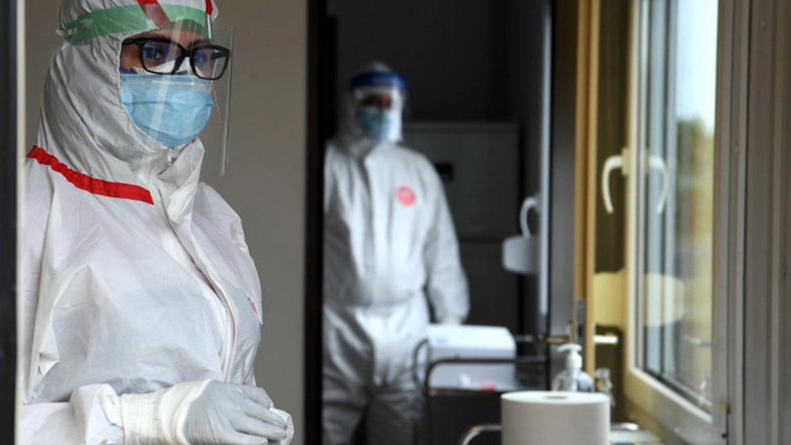 Coronavirus România, 8 august. Cifre alarmante: 1.350 cazuri noi și 43 de decese