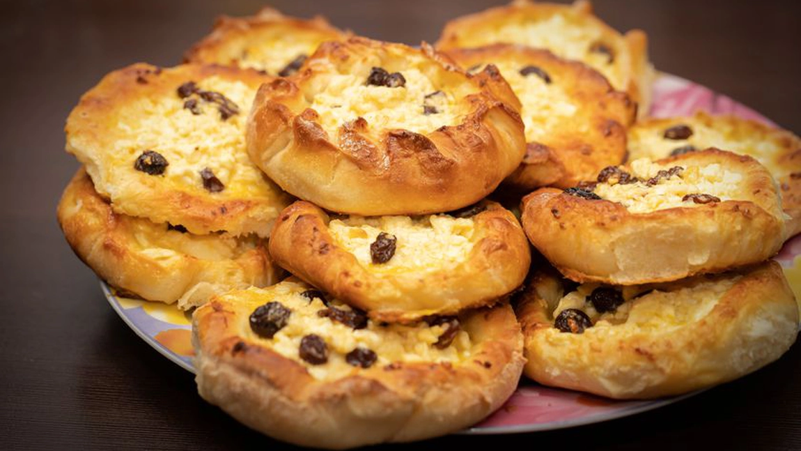 Rețetă de Vatrushki: Chifle umplute cu brânză dulce şi goji