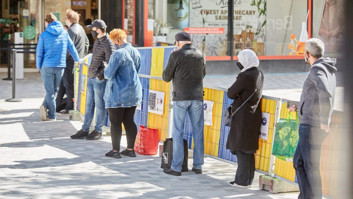 Distanțarea socială: cercetătorii britanici pun la îndoială distanța de 1 metru
