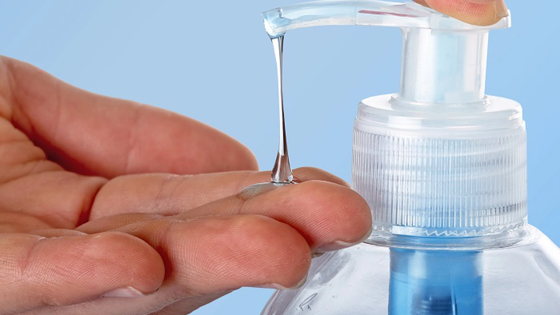 Au decedat după ce au băut dezinfectant pentru mâini! De ce metanolul este extrem de periculos