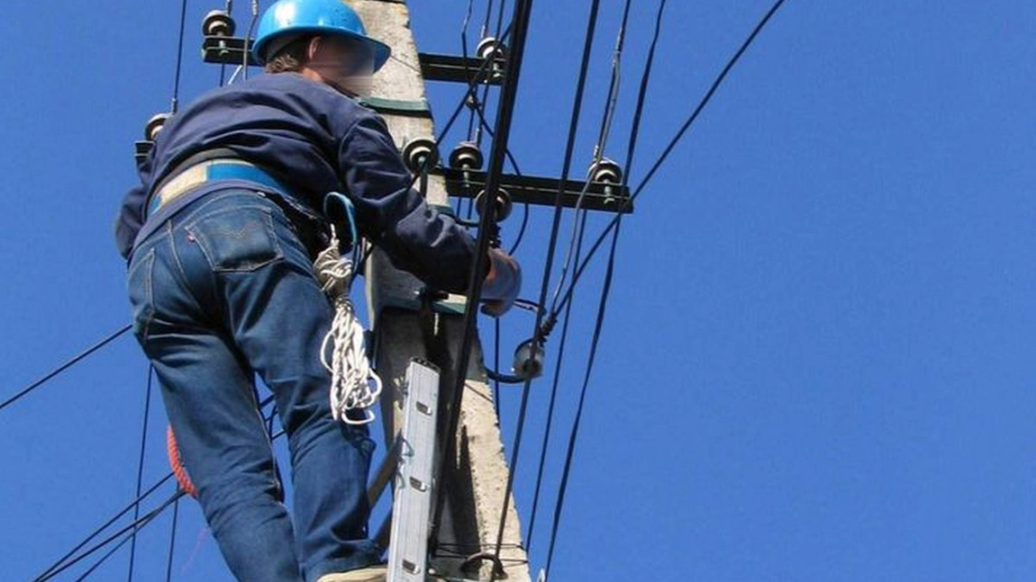Compania E.ON lasă ieșenii din zona Dancu fără curent electric ore în șir! Locuitorii se plâng de penele dese de curent electric și de lipsa responsabilității angajaților