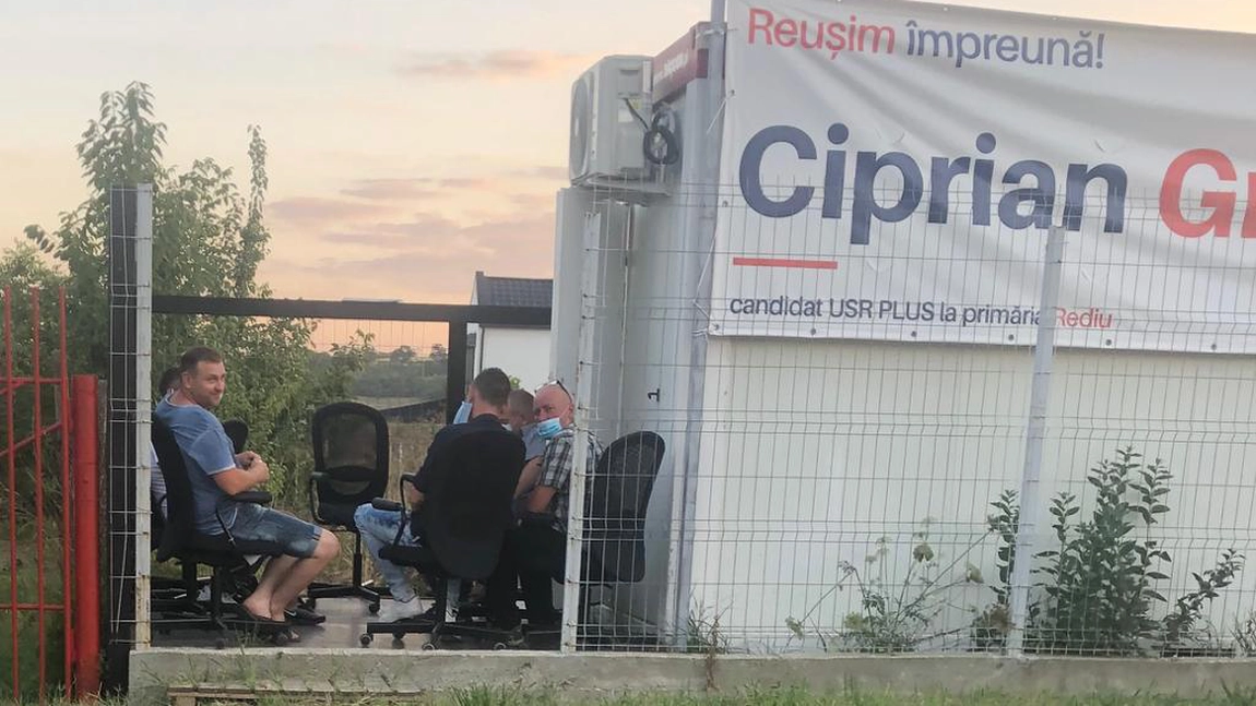 Incredibil! Furt girat de deputatul Cosette Chichirău. O donaţie de mobilă la Şcoala Rediu a ajuns în biroul local al USR - FOTO