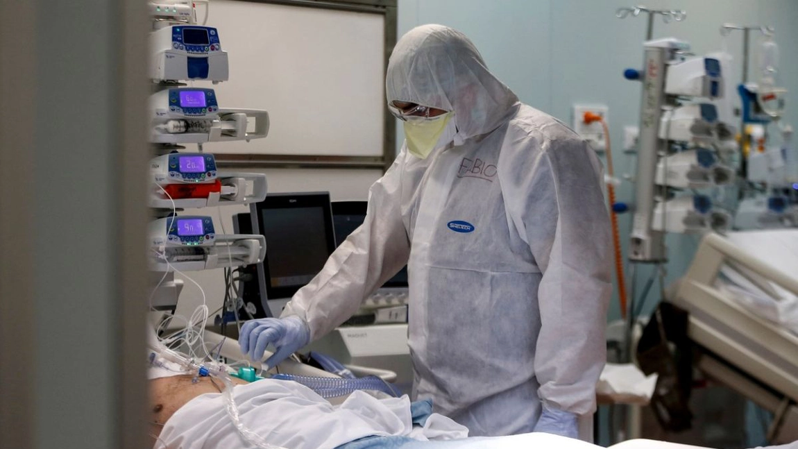 Poveste emoționantă din secția de Terapie Intensivă! Un infirmier de la Spitalul de Boli Infecțioase din Iași a ajuns coleg de salon cu pacientul infectat cu COVID-19 pe care l-a îngrijit! Bărbatul a recunoscut printre lacrimi: 