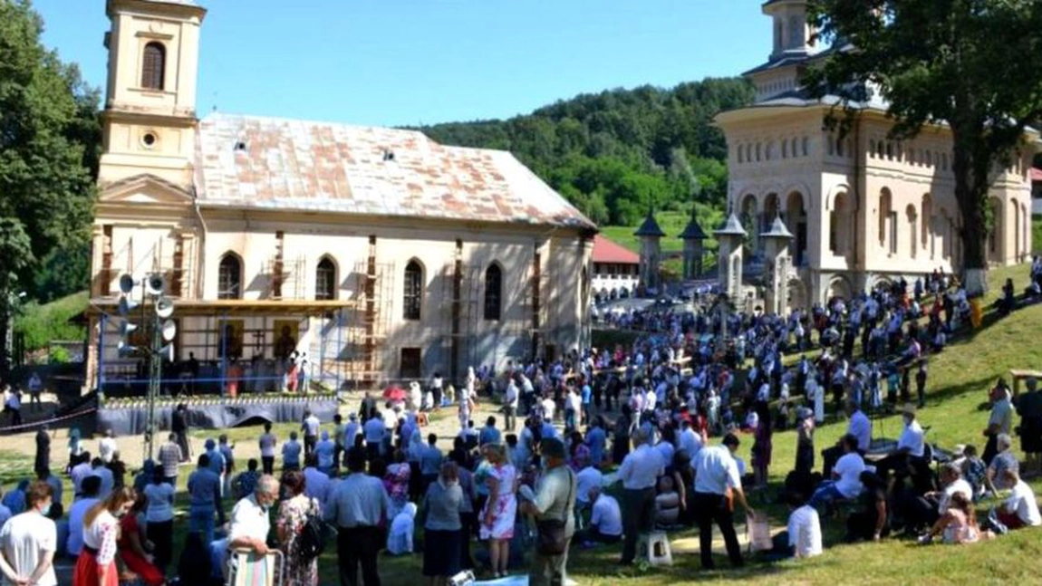 Pelerinaj la icoana făcătoare de minuni a Maicii Domnului de la Mănăstirea Nicula