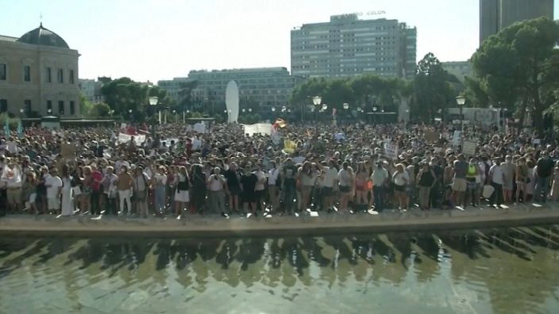 Mii de oameni au protestat la Madrid împotriva purtării măștii de protecție