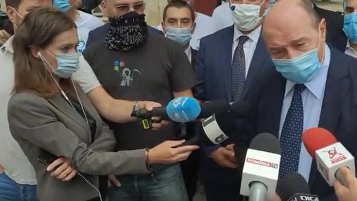 Ce a declarat Traian Băsescu la depunerea candidaturii la Primăria Capitalei: „Voi face 30%” - VIDEO