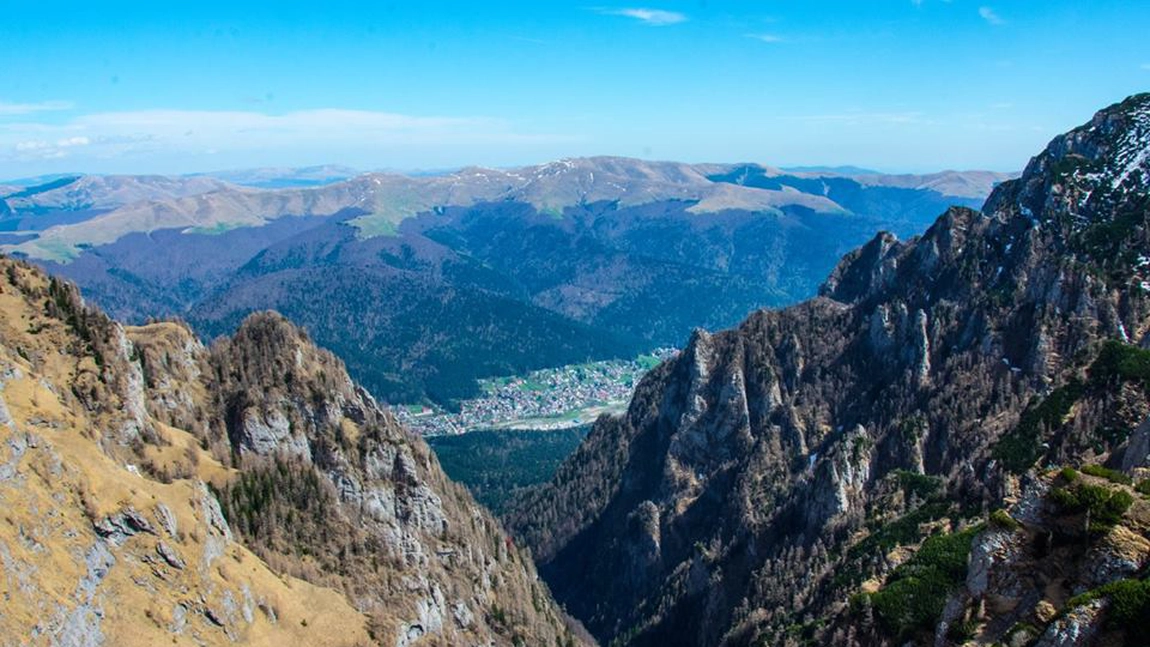 Traseul Jepii Mari din Bucegi este din nou practicabil. Arborii doborâţi de vânt au fost degajaţi de către autorităţi