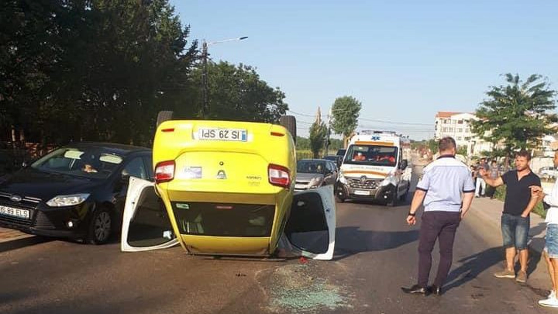 Accident rutier în Iaşi. Un autoturism s-a răsturnat, iar o persoană este rănită. Unul dintre șoferi consumase alcool - FOTO