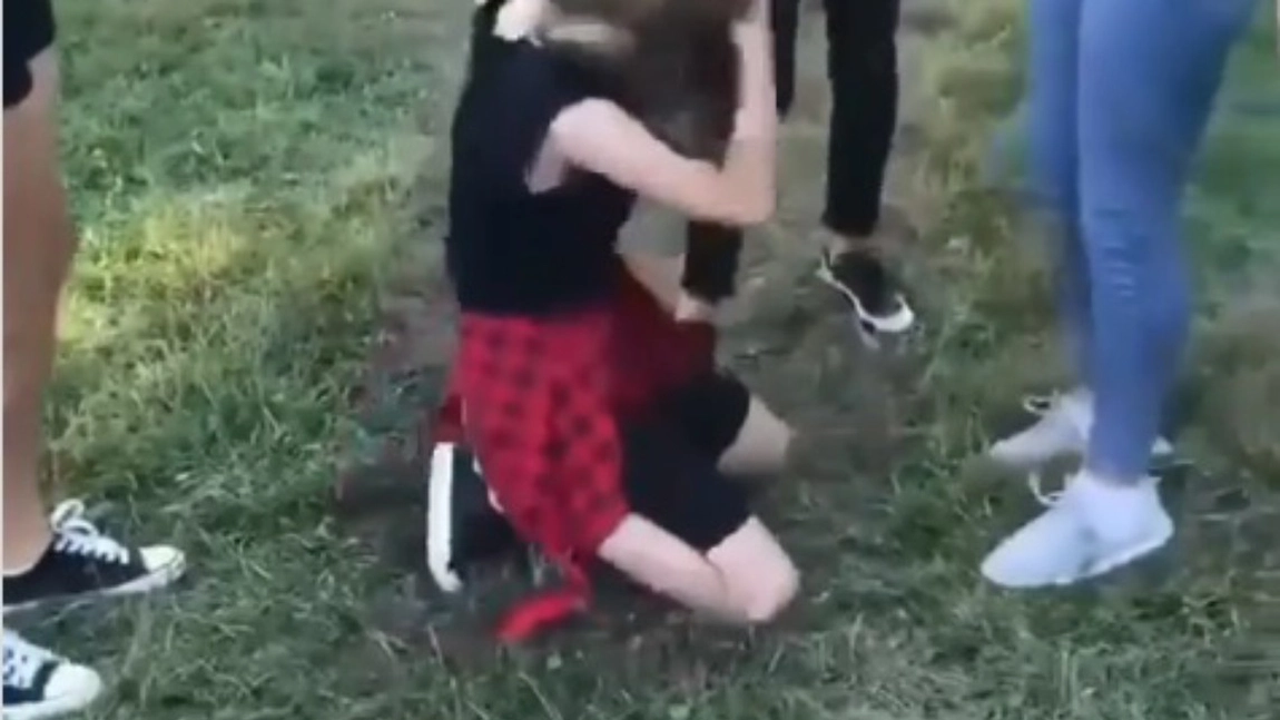 Video șocant. O adolescentă este bătută cu sălbăticie de alte fete de vârsta ei în timp ce un băiat le filmează - Video