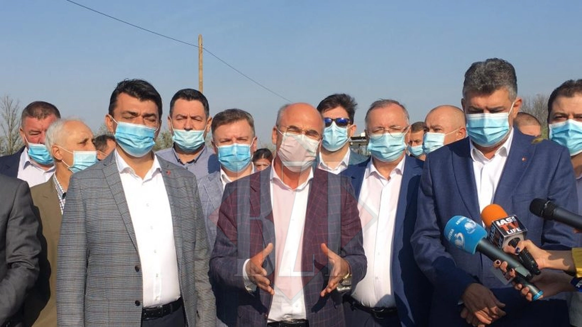 Preşedintele PSD Marcel Ciolacu, aflat în campanie electorală la Iași, îl laudă pe Maricel Popa pentru asfaltarea unui petec de pământ - GALERIE FOTO/ UPDATE