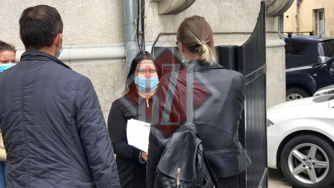 Un model de videochat din Iași, acuzat că a șantajat un francez cu imagini indecente! Anchetatorii au intrat peste Iulia Georgiana Ciuraru în casă! GALERIE FOTO (Exclusiv)