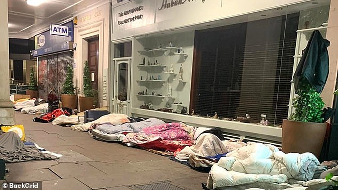 Patul „românilor” fără adăpost format din saltele improvizate și cutii de carton în Londra, pe una dintre cele mai exclusiviste străzi