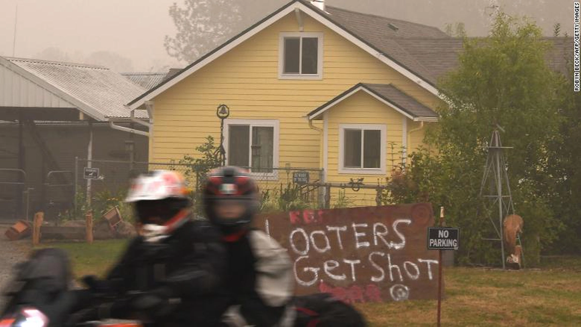 Locuitorii din Oregon opresc în mod ilegal șoferii, cu armele, în timpul evacuărilor din calea incendiului