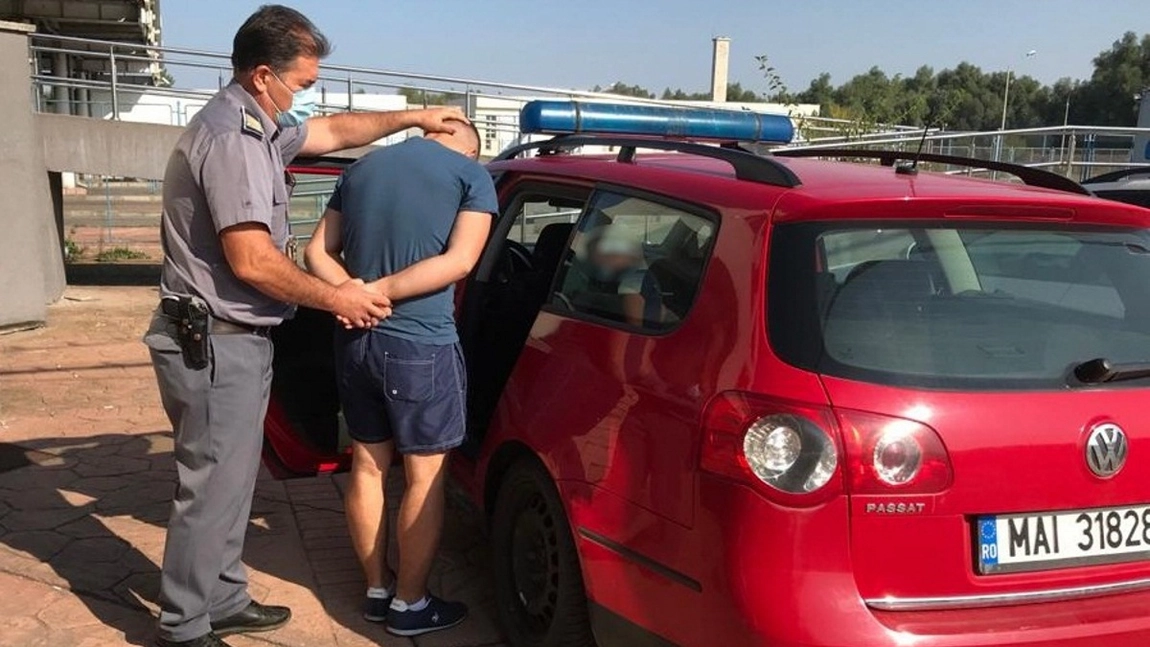 Un bărbat urmărit internațional, prins la frontiera din Galați