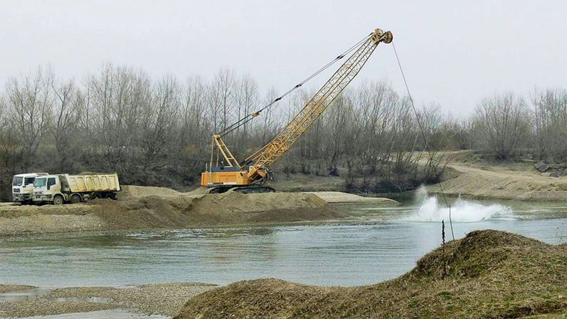 Controale de amploare: Firmele care exploatează ilegal resursele naturale în balastiere au primit amenzi în valoare de un milion de lei de la Apele Române