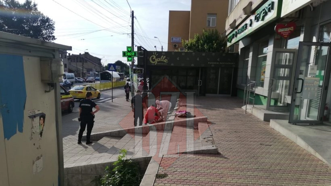 Bărbat, preluat de un echipaj SMURD. Trecătorii au apelat 112, după ce l-au văzut prăbuşit la pământ - EXCLUSIV, FOTO, VIDEO