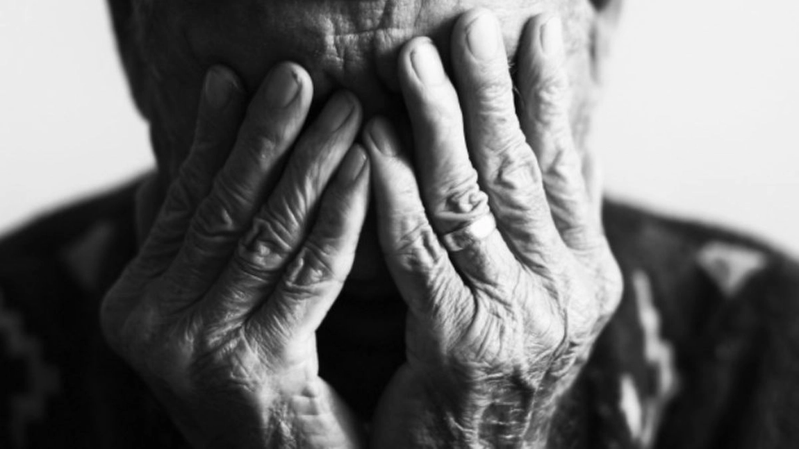Bătrân amărât din Iași, târât pe drum de propriul fiu! Tânărul, nemulțumit că nu-i mai poate păpa pensia bărbatului! Pensionarul, sechestrat în casă de individ! (Exclusiv)