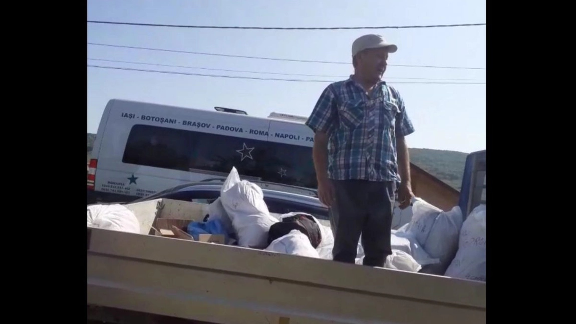 De necrezut. PSD Iaşi distribuie alimente în campania electorală în comuna Ţibana. Primarul şi viceprimarul s-au folosit de numele părintelui Dan Damaschin. Preotul neagă orice implicare - UPDATE/VIDEO