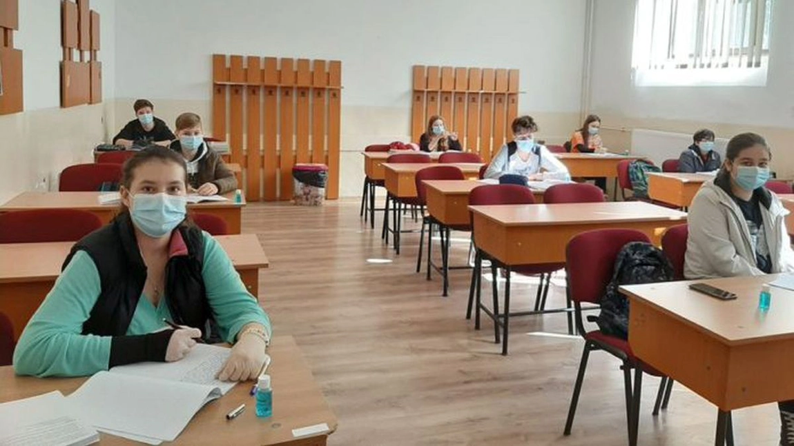 Primăria Iași cumpără măști de protecție pentru elevii din mediul preuniversitar! Contractul este de 400.000 de euro