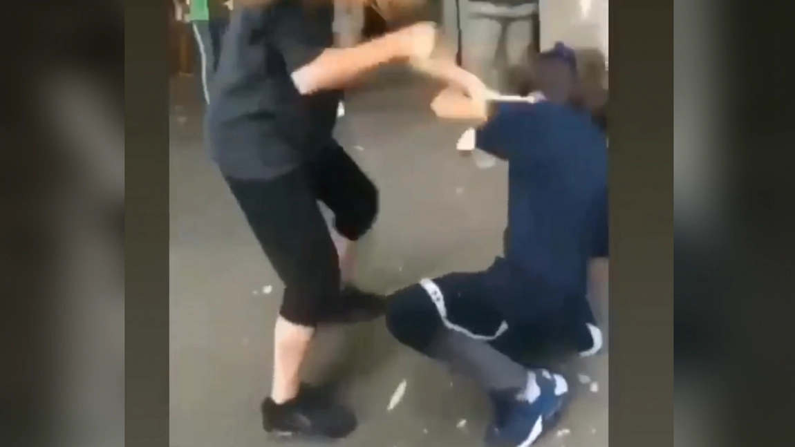 O fată de 13 ani a fost agresată de o altă minoră