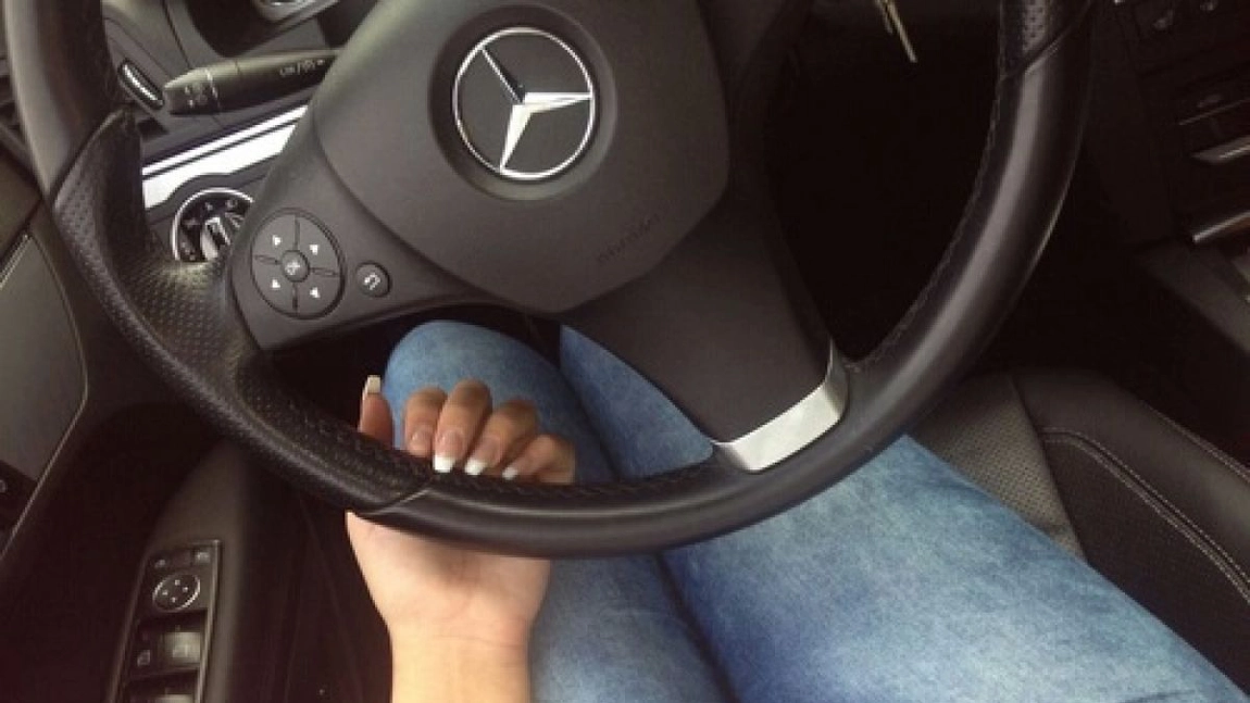 La volanul unui bolid Mercedes, o femeie beată a fost la un pas de a face prăpăd în Copou! A intrat în plin în mașina din față, din cauza 