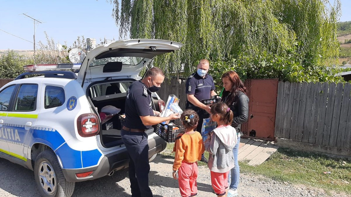 Gest impresionant făcut de poliţiştii de la Podu Iloaiei. Şeful secţiei a adus zâmbetul pe buze unor copii necăjiţi - FOTO/ VIDEO