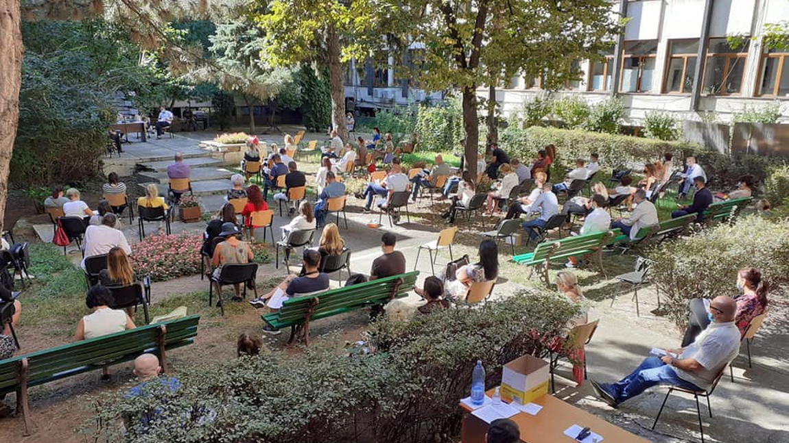 Instruirea preşedinţilor secţiilor de votare, în curtea Prefecturii Iaşi