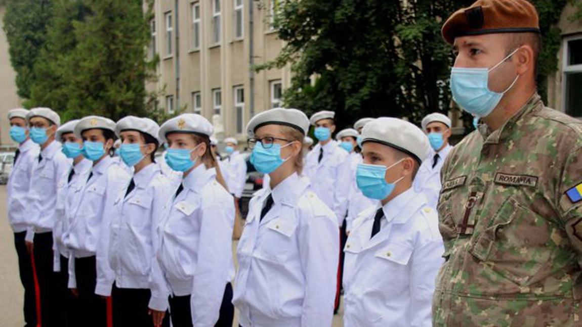 Douăzeci de elevi, înscriși în liceele și școlile militare postliceale, au fost depistați cu noul coronavirus