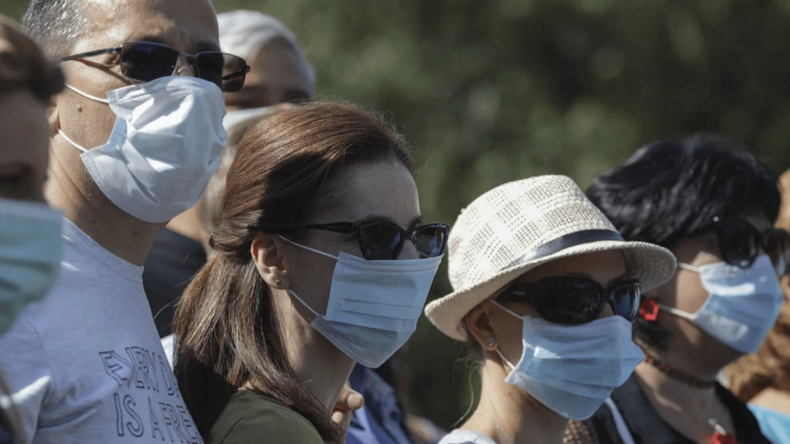 Cum recunosti chipul din spatele mastii de protectie? Creierul uman caută indicii noi în lipsa expresiilor faciale